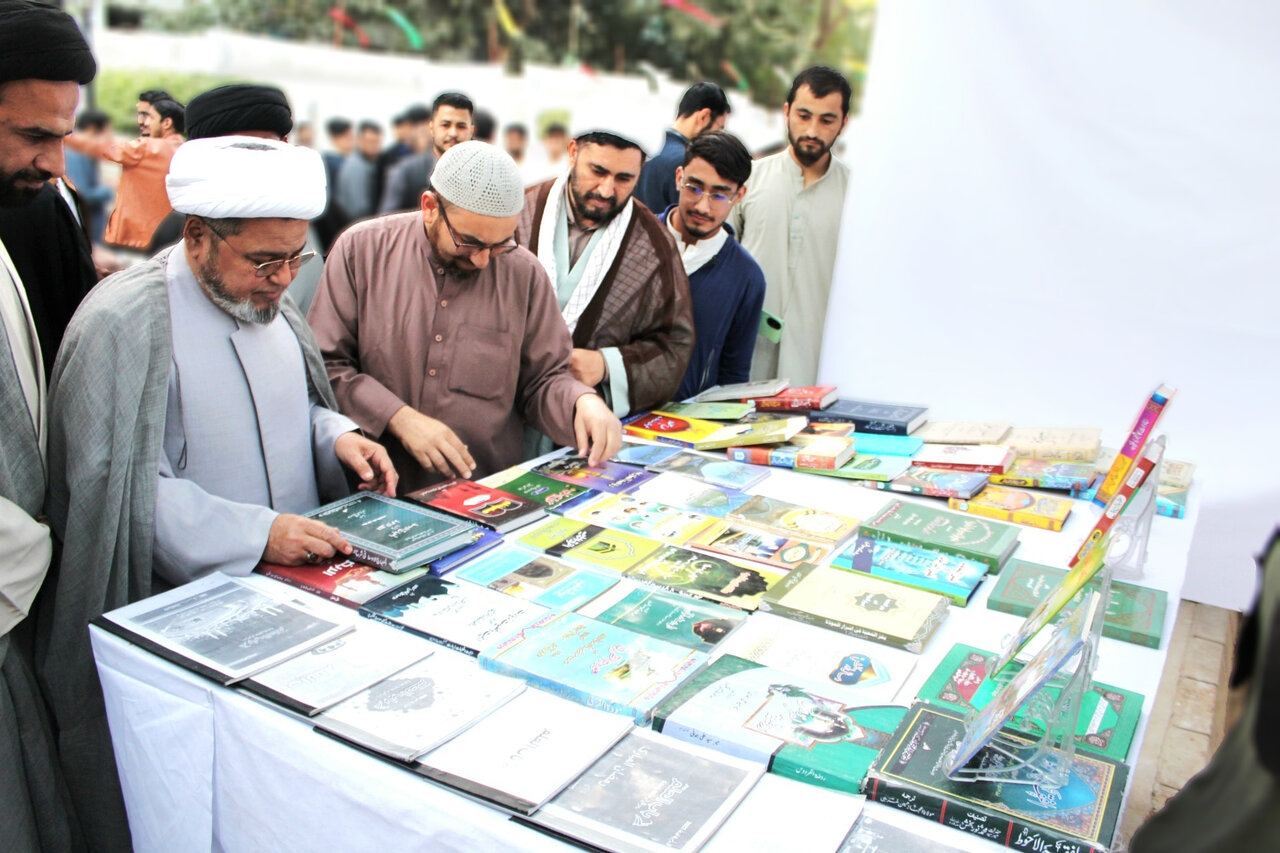 علامہ شبیر میثمی کا جامعۃ المصطفی العالمیہ کراچی کے سالانہ کتب میلہ کا دورہ / کتاب کی رونمائی بھی کی