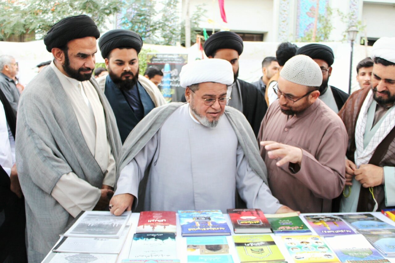 علامہ شبیر میثمی کا جامعۃ المصطفی العالمیہ کراچی کے سالانہ کتب میلہ کا دورہ / کتاب کی رونمائی بھی کی