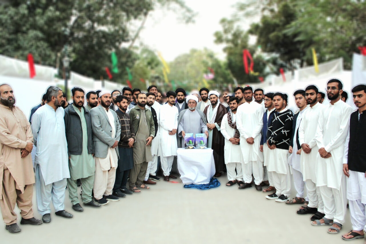 علامہ شبیر میثمی کا جامعۃ المصطفی العالمیہ کراچی کے سالانہ کتب میلہ کا دورہ / کتاب کی رونمائی بھی کی