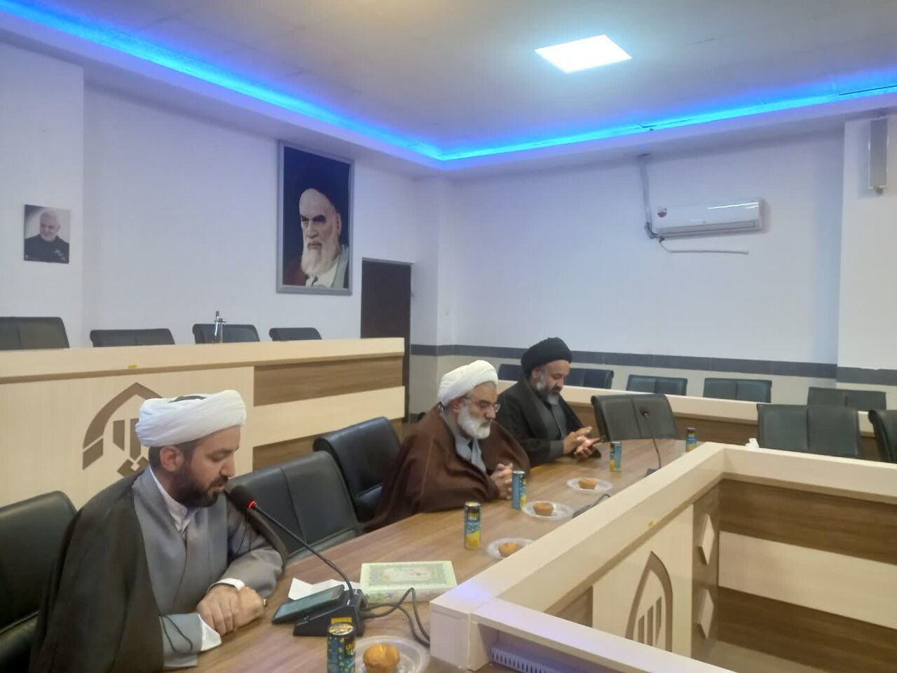 تصاویر دیدار اساتید و کادر مدارس علمیه خواهران‌ رفسنجان با امام جمعه رفسنجان