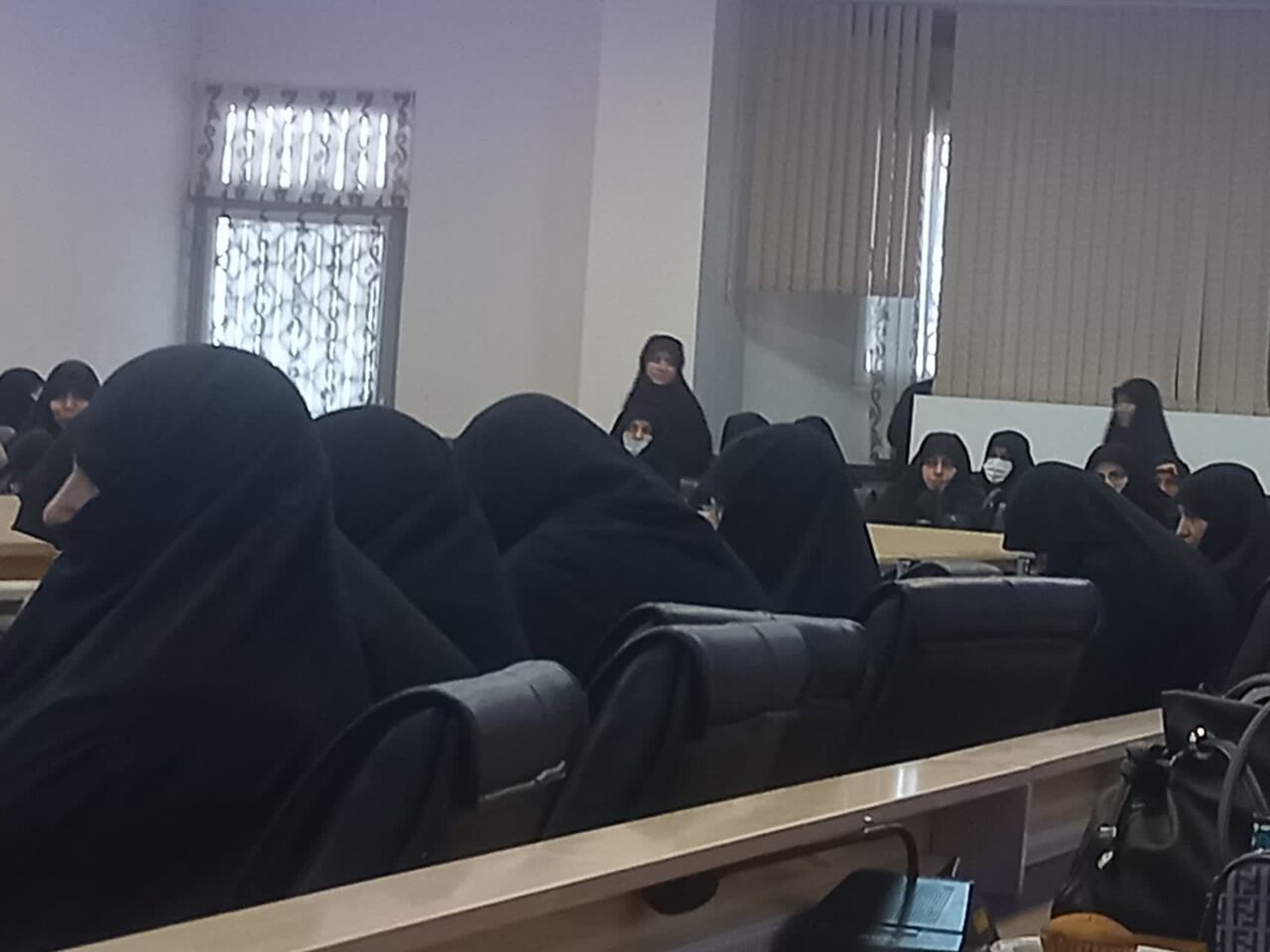 تصاویر دیدار اساتید و کادر مدارس علمیه خواهران‌ رفسنجان با امام جمعه رفسنجان