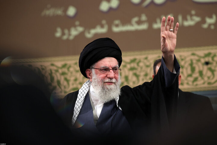 دیدار هزاران نفر از مردم قم با رهبر معظم انقلاب