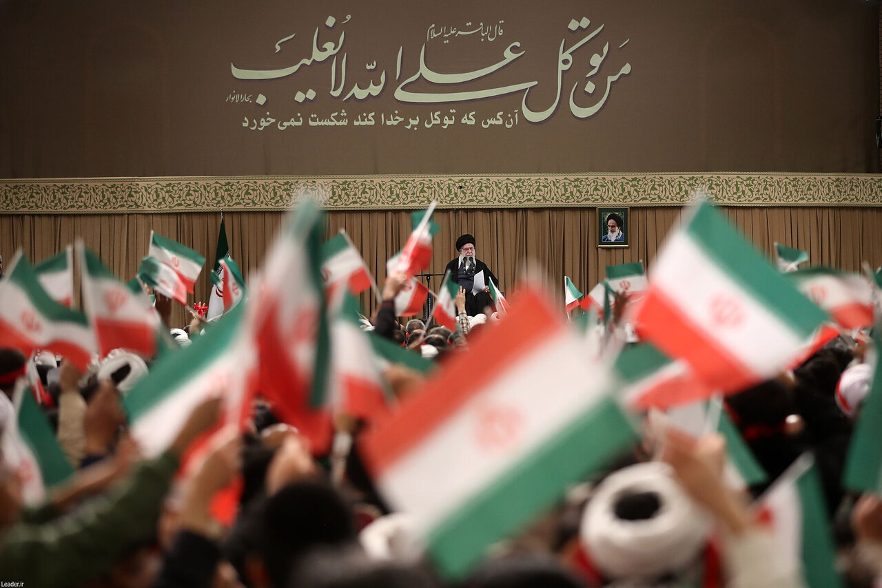 फ़ोटो / क़ुम की जनता के एतिहासिक आंदोलन की वर्षगाठ पर क़ुम के हज़ारो लोगो की सुप्रीम लीडर से मुलाक़ात