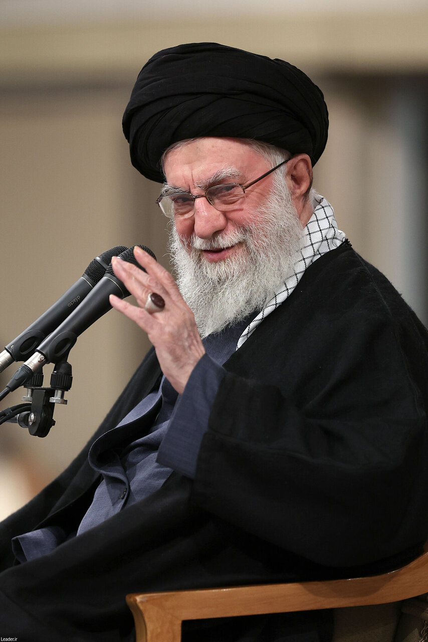 इस्लामी गणतंत्र ईरान मुठ्ठीभर आतंकवादीयो के सामने झुकने वाला नही हैः सुप्रीम लीडर