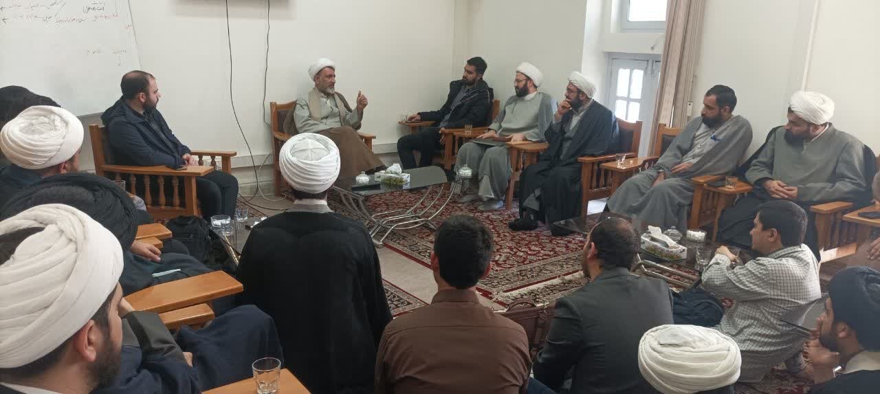 حجت الاسلام والمسلمین رهدار در نشست تبیینی بررسی  و تحلیل رخدادها و آشوب های اخیر در مدرسه عالی فقاهت 