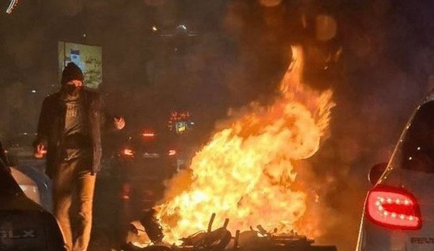 إيران.. شهداء في محافظات قم وخراسان الرضوية وفارس واعتقال 200 من قادة الشغب