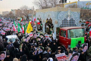 شکوه تشییع شهدای مدافع امنیت در قم + عکس