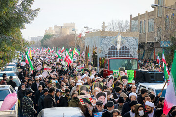 فیلم | تصاویر هوایی از تشییع باشکوه ۷ شهید مدافع امنیت در زرین‌شهر