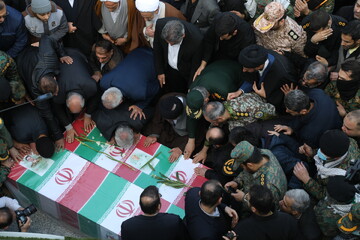 فیلم| وداع با پیکر شهیدان طلبه و دانش آموز در نجف آباد