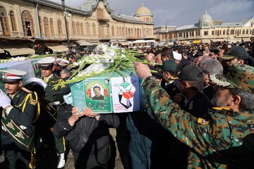 پیکر زوج همدانی که توسط اغتشاشگران شهید شدند تشییع می‌شود