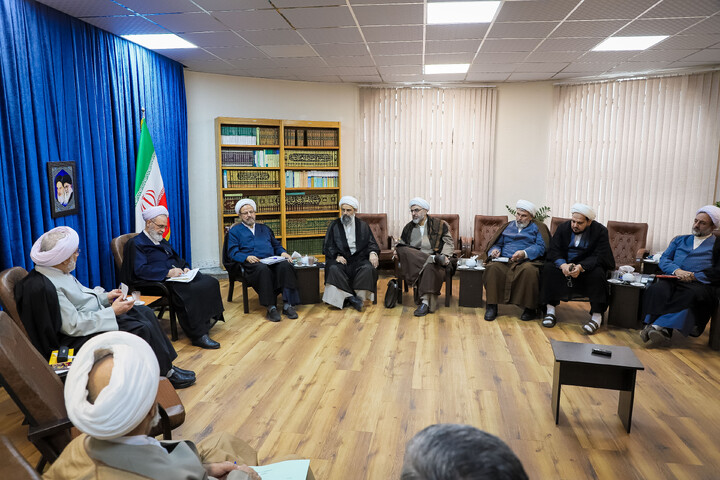 جلسه شورای نهادهای عالی حوزوی در دفتر آیت الله اعرافی