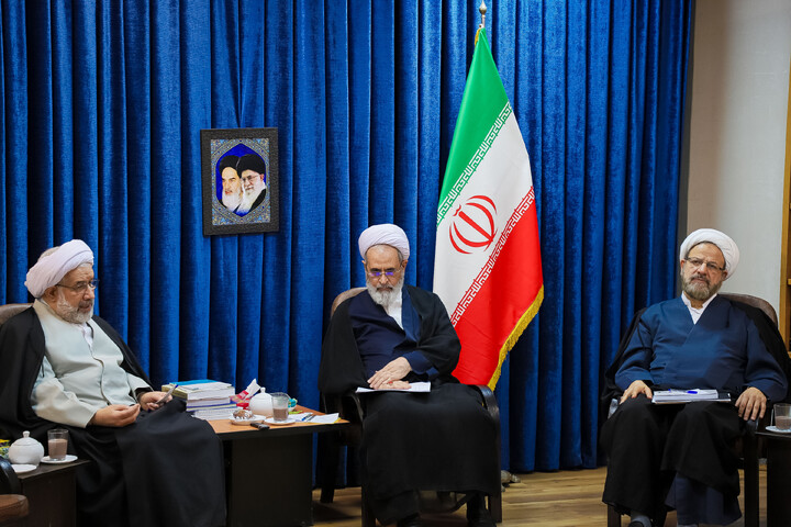 جلسه شورای هماهنگی نهادهای عالی حوزوی در دفتر آیت الله اعرافی