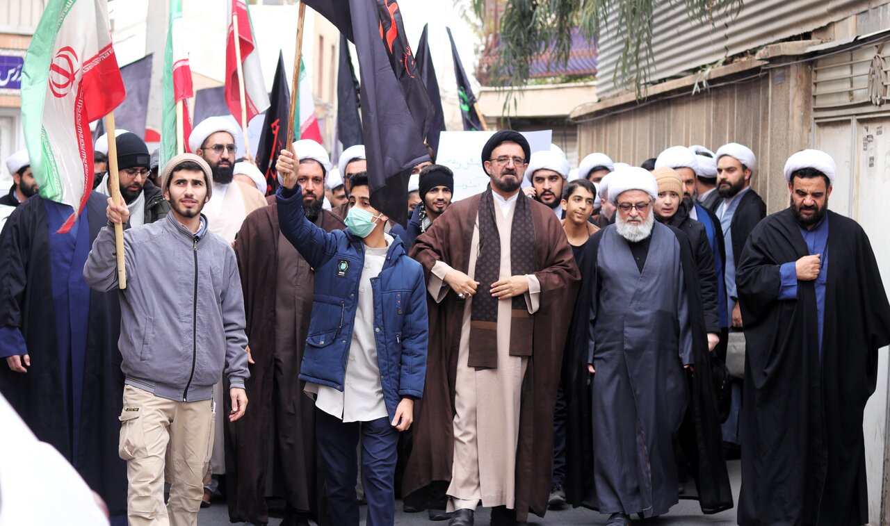 طلاب و اساتید حوزه علمیه قم، هتاکی به مساجد و قرآن، توسط آشوبگران را محکوم کردند + تصویر