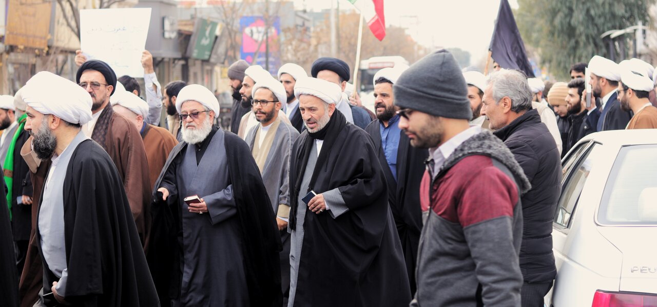 طلاب و اساتید حوزه علمیه قم، هتاکی به مساجد و قرآن، توسط آشوبگران را محکوم کردند + تصویر