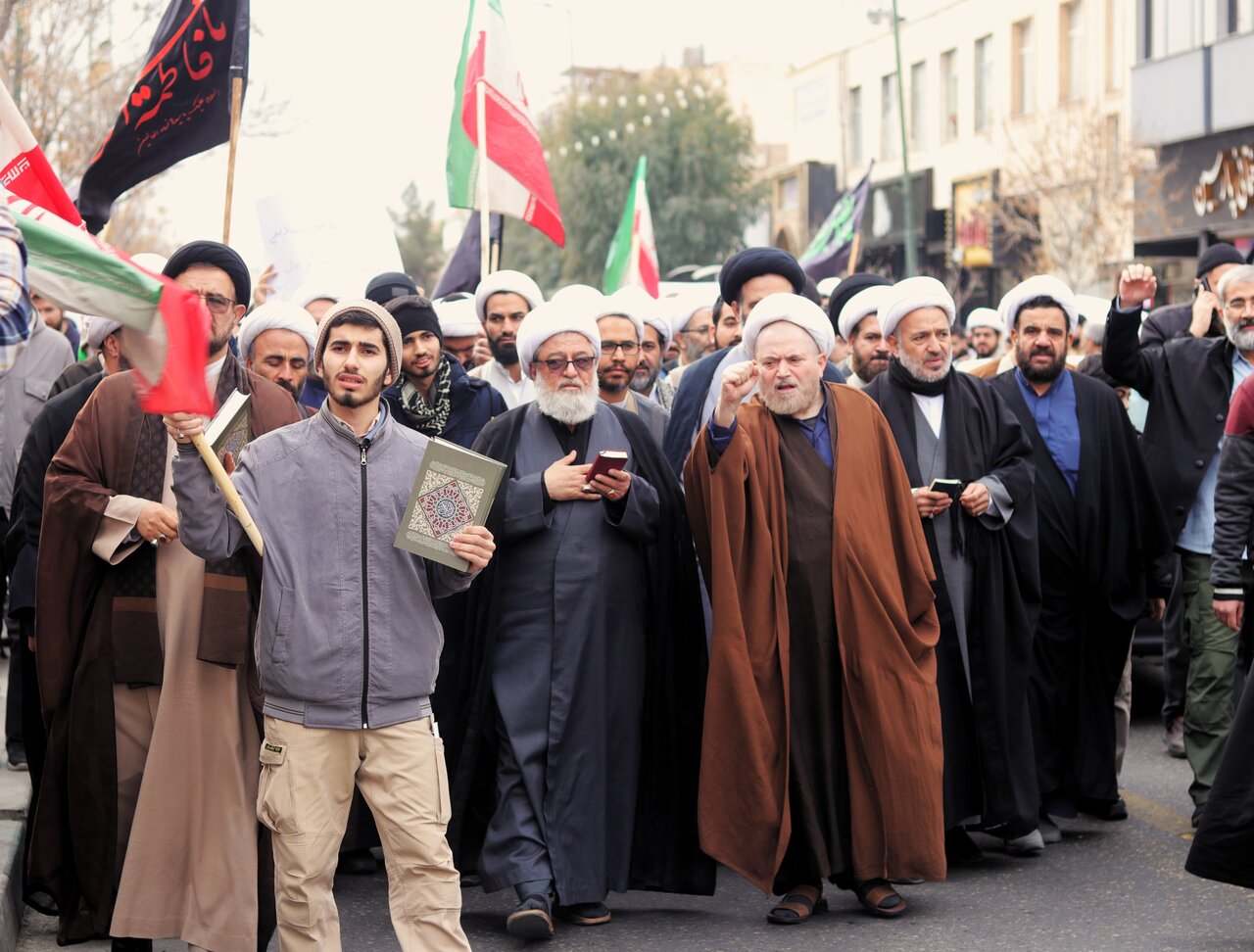 طلاب و اساتید حوزه علمیه قم، هتاکی به مساجد و قرآن، توسط آشوبگران را محکوم کردند + تصویر