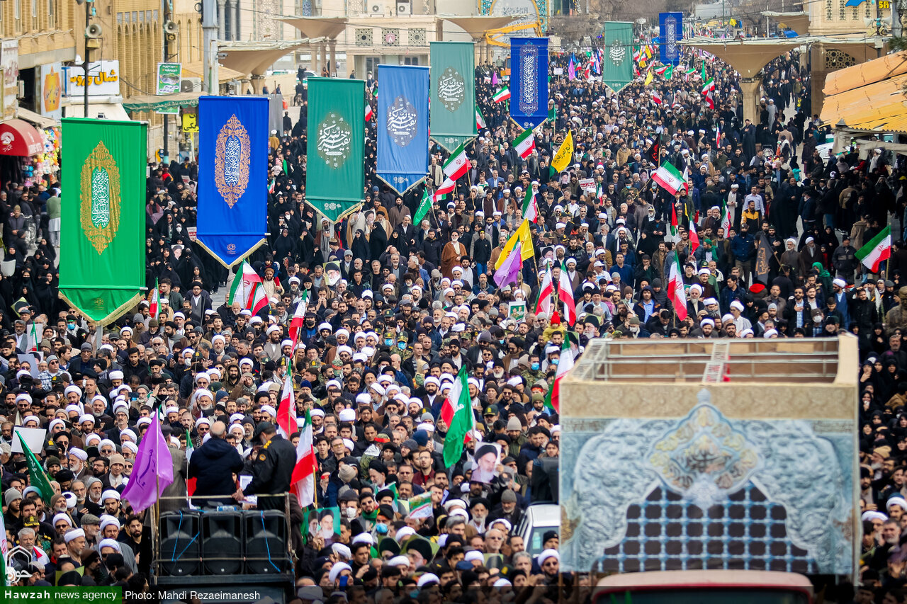 تشييع حاشد لشهيدي الأمن في مدينة قم وسط استنكار للأعمال التخريبية + فيديو وصور