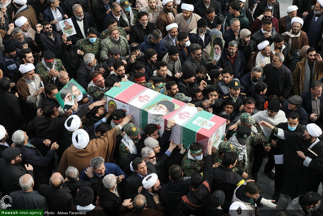 تشييع حاشد لشهيدي الأمن في مدينة قم وسط استنكار للأعمال التخريبية + فيديو وصور