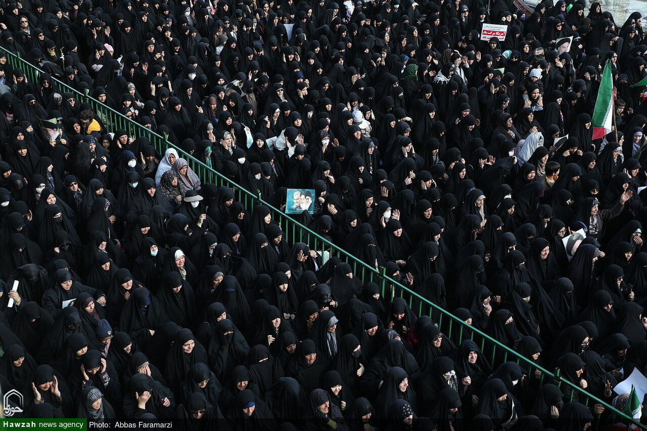 تشييع حاشد لشهيدي الأمن في مدينة قم وسط استنكار للأعمال التخريبية + فيديو وصور