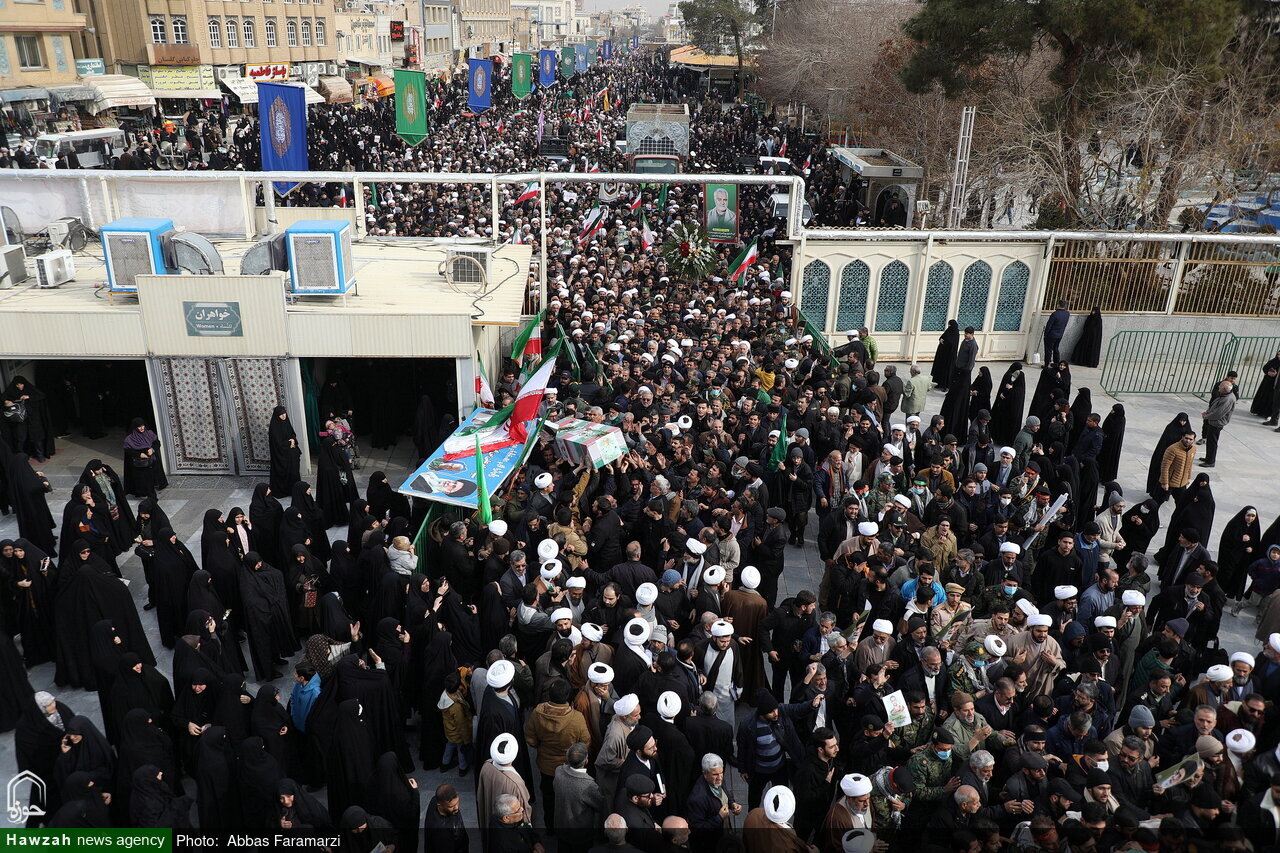 تشييع حاشد لشهيدي الأمن في مدينة قم وسط استنكار للأعمال التخريبية + فيديو وصور