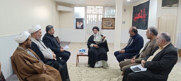 دیدار جمعی از متولیان عرضه و نظارت کالاهای اساسی خوزستان با نماینده ولی فقیه در استان+ تصاویر