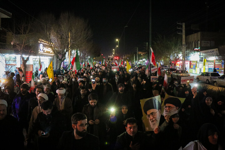 تصاویر/ خروش شبانه مردم قم در حمایت از جمهوری اسلامی