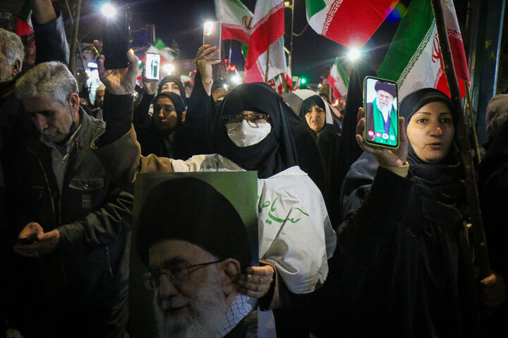 تصاویر/ خروش شبانه مردم قم در حمایت از جمهوری اسلامی