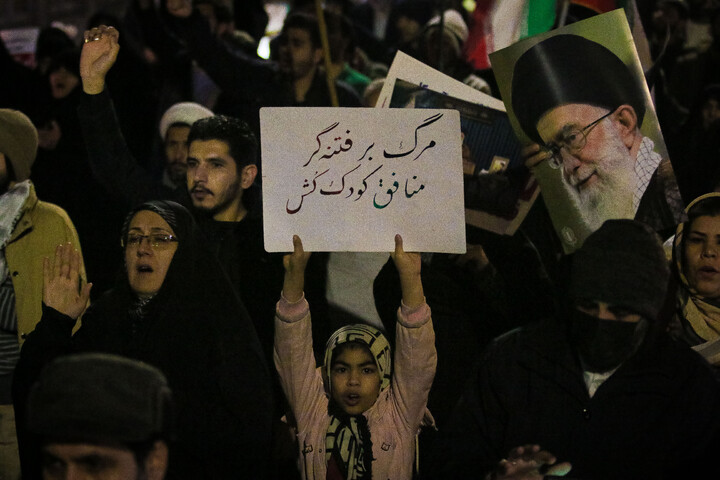 تصاویر/ خروش شبانه مردم قم در حمایت از جمهوری اسلامی