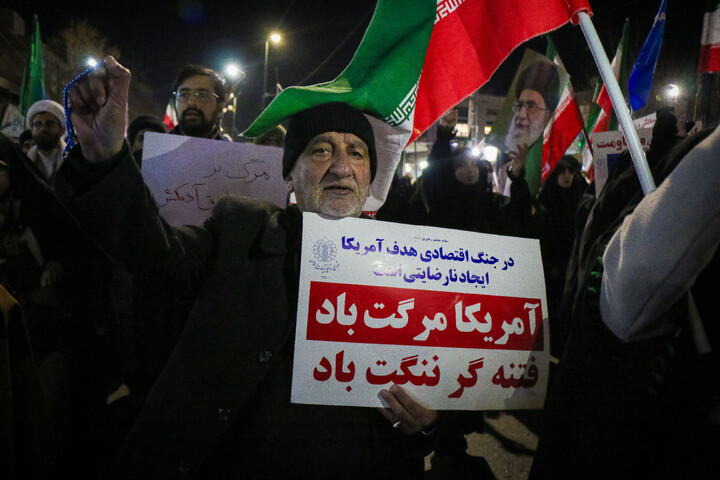 تصاویر/ خروش شبانه مردم قم در حمایت از جمهوری اسلامی