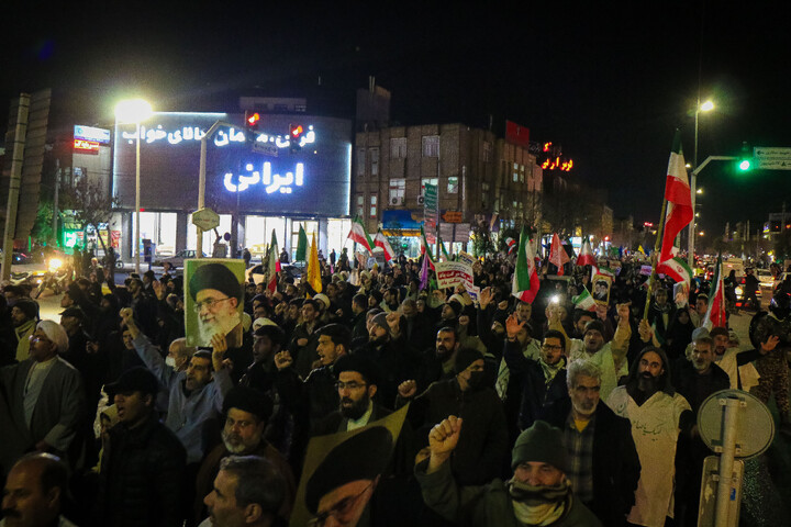 تصاویر/ خروش شبانه مردم قم در حمایت از جمهوری اسلامی