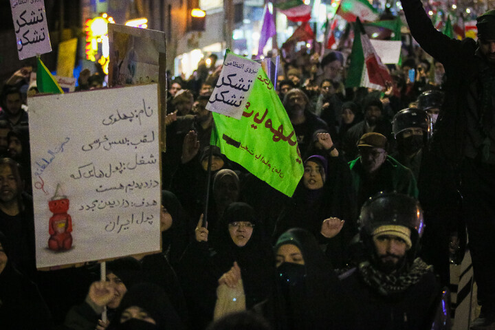 تصاویر/ خروش شبانه مردم قم در حمایت از جمهوری اسلامی