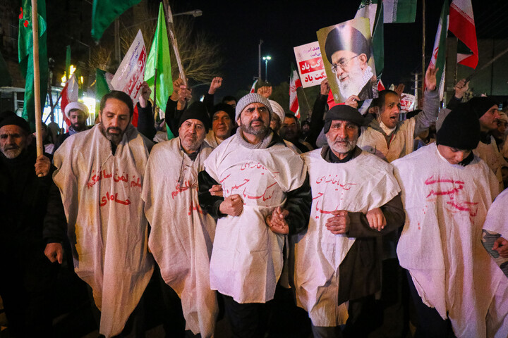 تصاویر/ خروش شبانه مردم قم در حمایت از جمهوری اسلامی