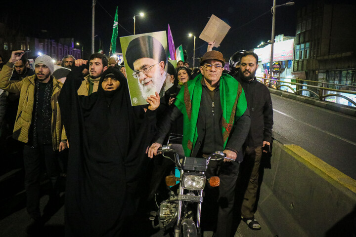 تصاویر/ خروش شبانه مردم قم در حمایت از جمهوری اسلامی