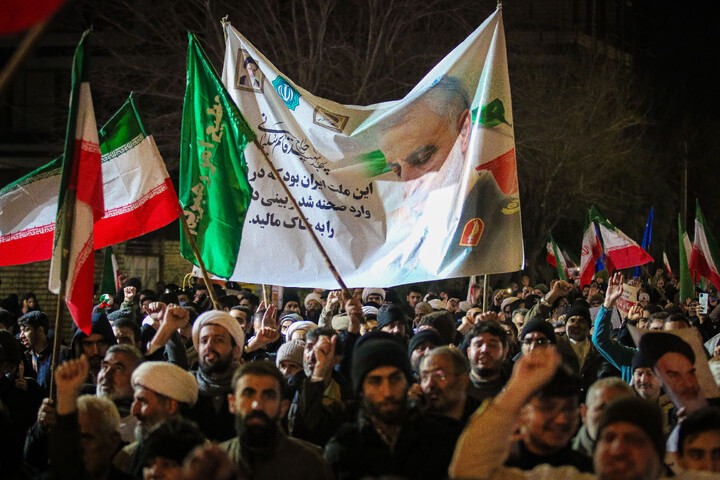 تصاویر/ خروش شبانه مردم قم در حمایت از جمهوری اسلامی