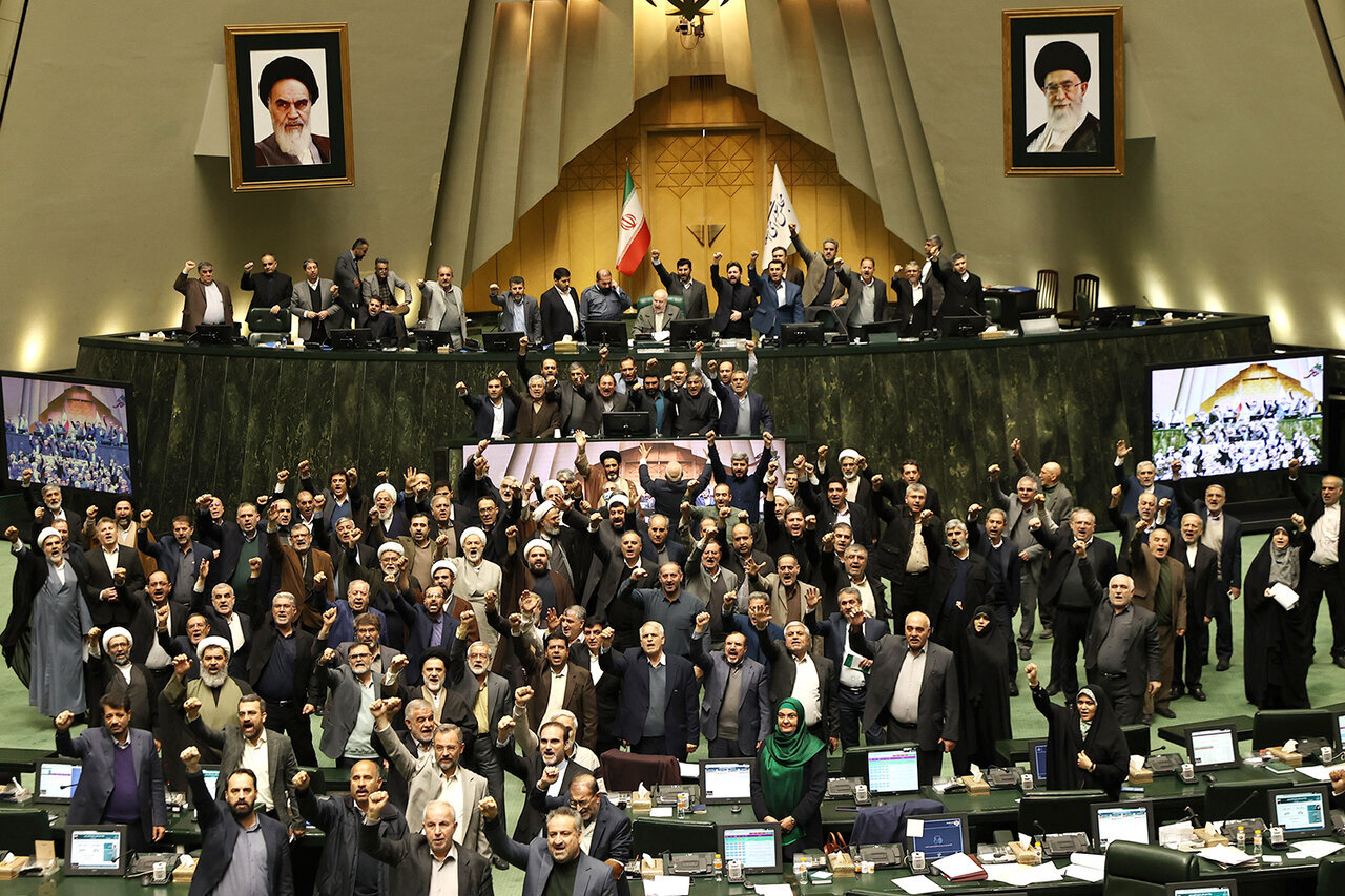 شعار مرگ بر آمریکا و صهیونی در صحن مجلس طنین‌انداز شد