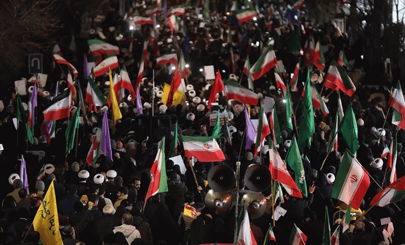 قیام قمیها علیه اغتشاشگران + عکس