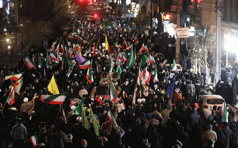 قیام قمیها علیه اغتشاشگران + عکس