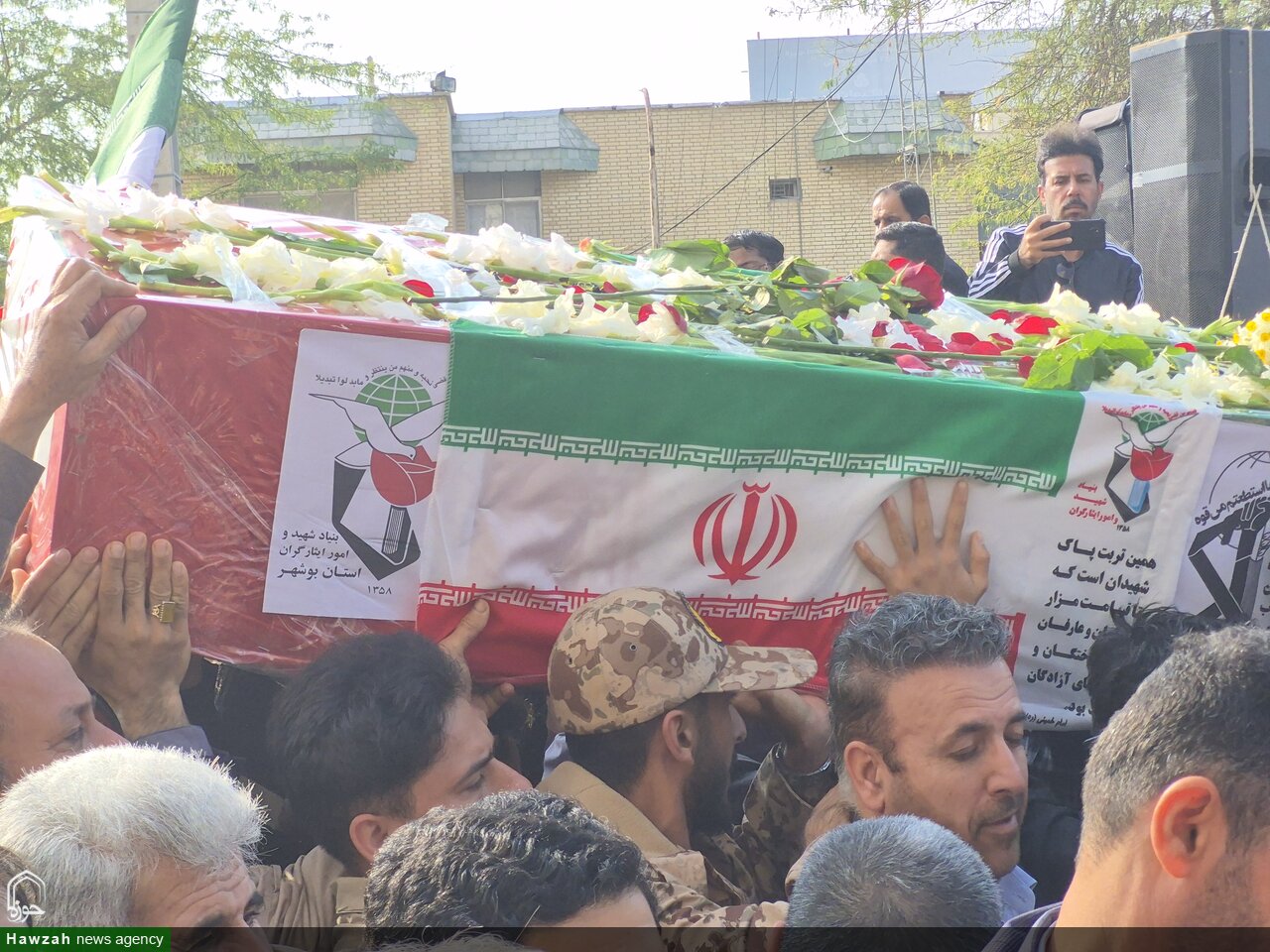 فیلم| تشییع پیکر شهید مدافع امنیت در بوشهر