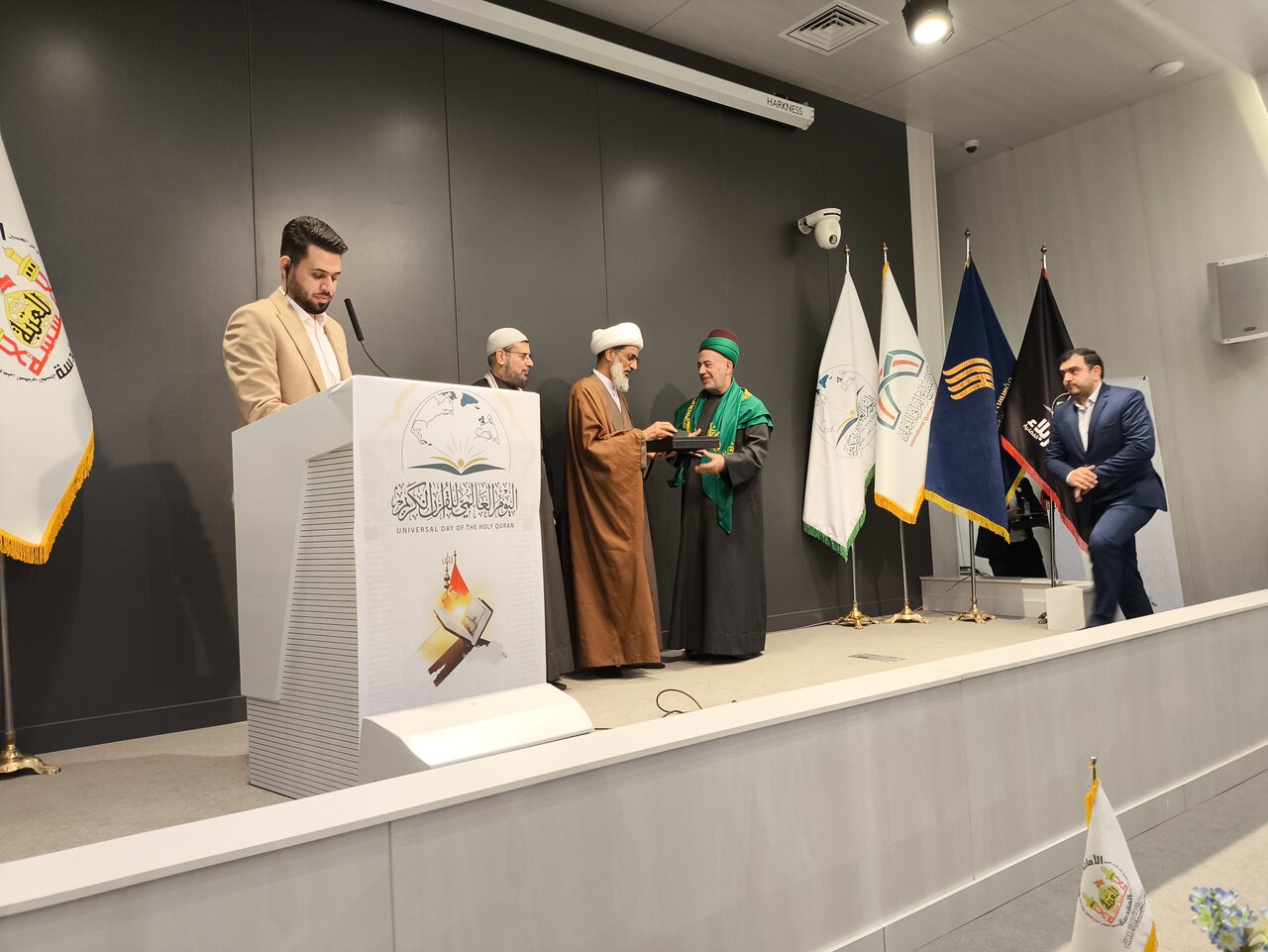 قرآن‌کریم، کتابی زنده و اثرگذار برای تمامی عصرها/ تجلیل از فعالان و خادمان قرآن‌کریم