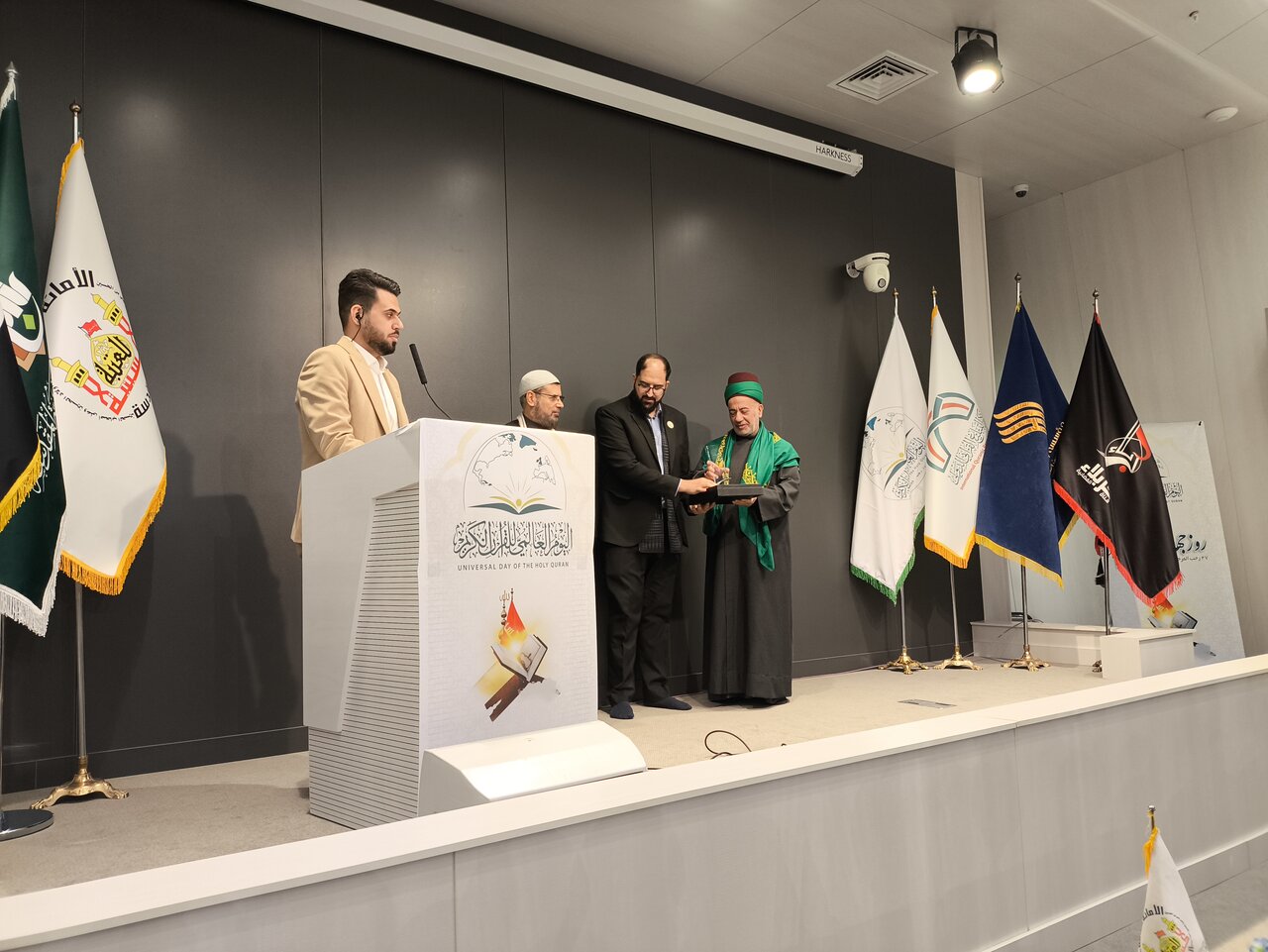 قرآن‌کریم، کتابی زنده و اثرگذار برای تمامی عصرها/ تجلیل از فعالان و خادمان قرآن‌کریم