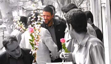 همیشه عکس امام و آقا، جلوی موتورش نصب بود