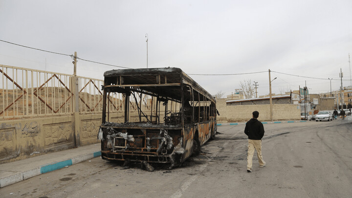 تصاویر / آسیب اغتشاشگران در همدان به اموال عمومی