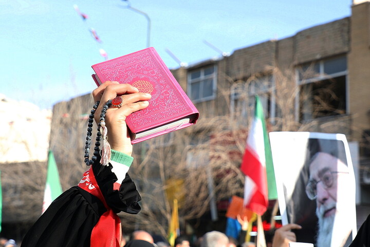 قرآن کریم و اہل بیت (ع) سے انس اور ان کی پیروی میں ہی کامیابی اور نجات ہے