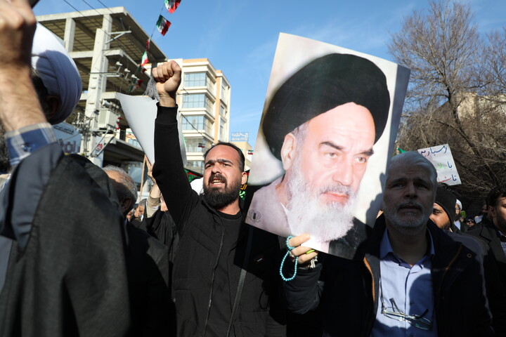 تصاویر/ راهپیمایی باشکوه مردم قم علیه اغتشاشگران