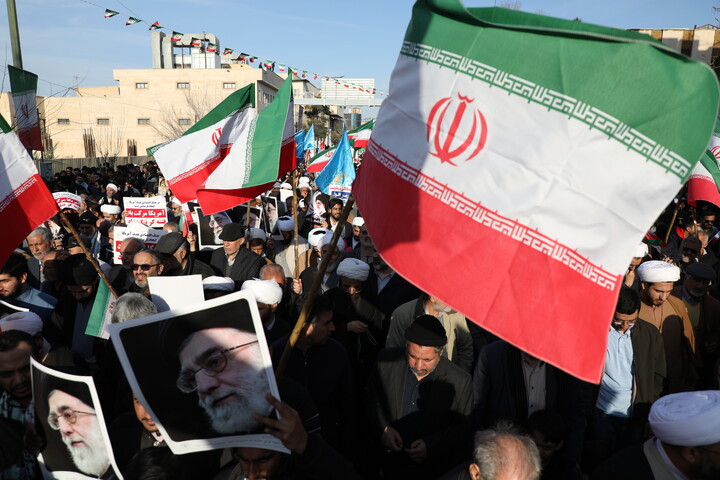 تصاویر/ راهپیمایی باشکوه مردم قم علیه اغتشاشگران