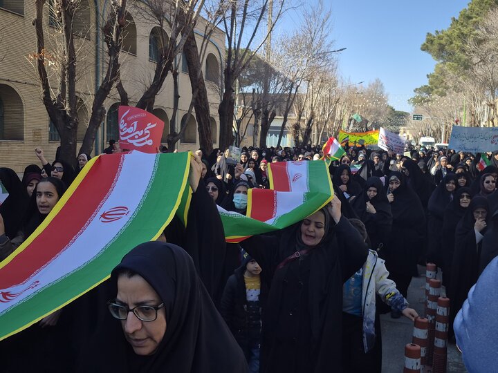 راهپیمایی پرشور مردم نائین در محکومیت حملات تروریستی اخیر