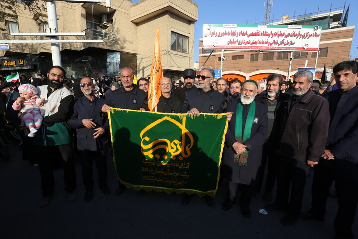 تصاویر / تجمع بزرگ مردمی و تشییع باشکوه لاله‌های خونین امنیت در اصفهان