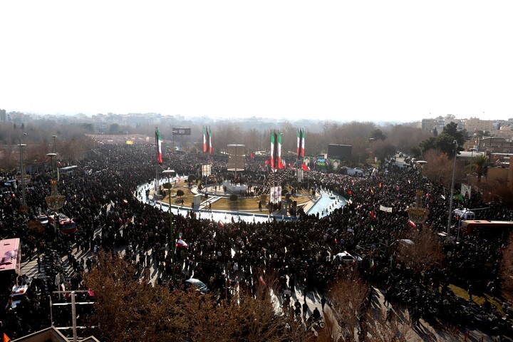 تصاویر / تجمع بزرگ مردمی و تشییع باشکوه لاله‌های خونین امنیت در اصفهان