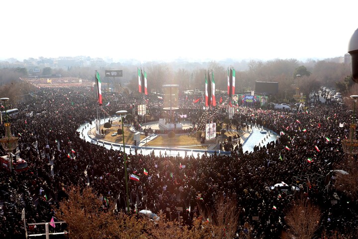 تصاویر / تجمع بزرگ مردمی و تشییع باشکوه لاله‌های خونین امنیت در اصفهان