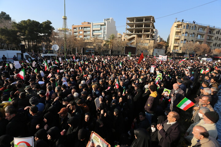 تصاویر / تجمع بزرگ مردمی و تشییع باشکوه لاله‌های خونین امنیت در اصفهان