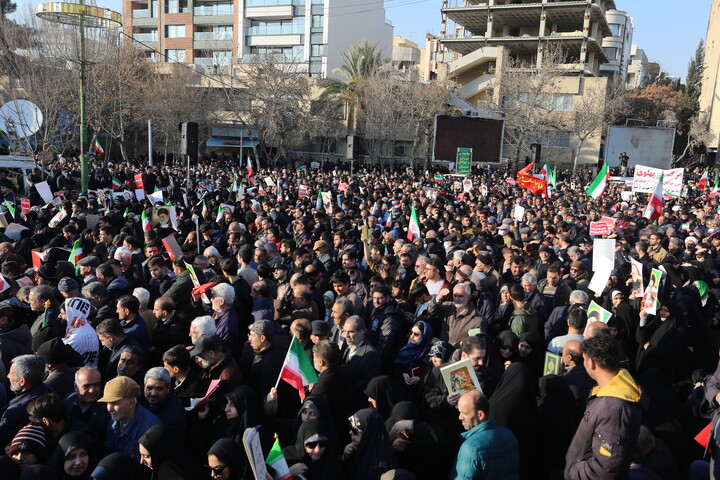 تصاویر / تجمع بزرگ مردمی و تشییع باشکوه لاله‌های خونین امنیت در اصفهان